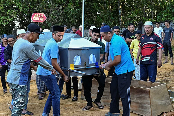 Family_of_three_laid_to_rest_after_tragic_Dungun_crash Family of three laid to rest after tragic Dungun crash