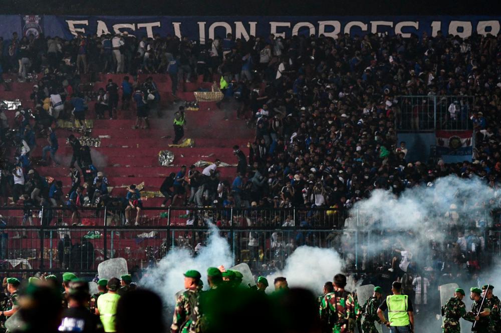 ‘Fans died in players’ arms,‘ says coach at Indonesia football tragedy ‘Fans died in players’ arms,‘ says coach at Indonesia football tragedy