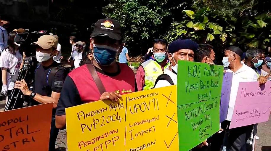 Farmers, fishermen hold protests on food security outside Parliament 