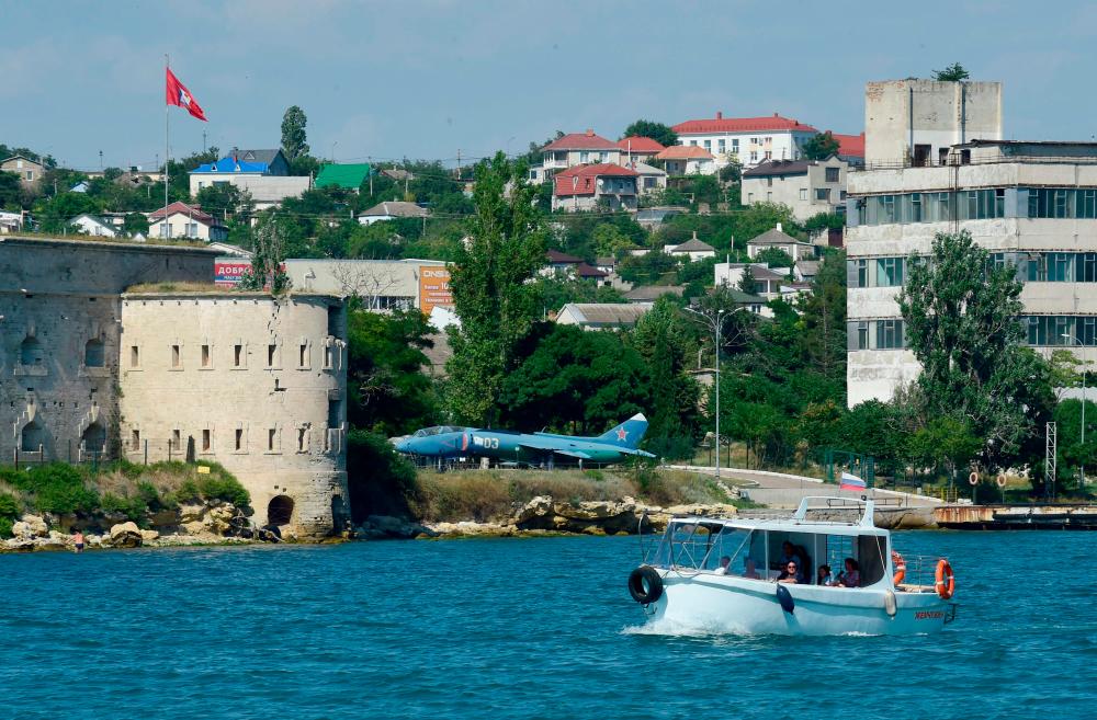 Fighter jets and warships: Russians get a taste of Crimea summer vacation