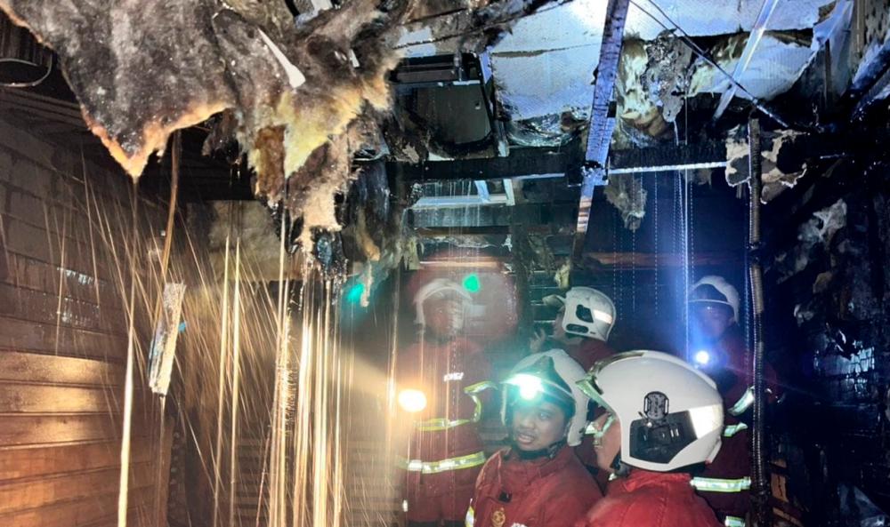 Fire razes sauna in KLCC Fire razes sauna in KLCC