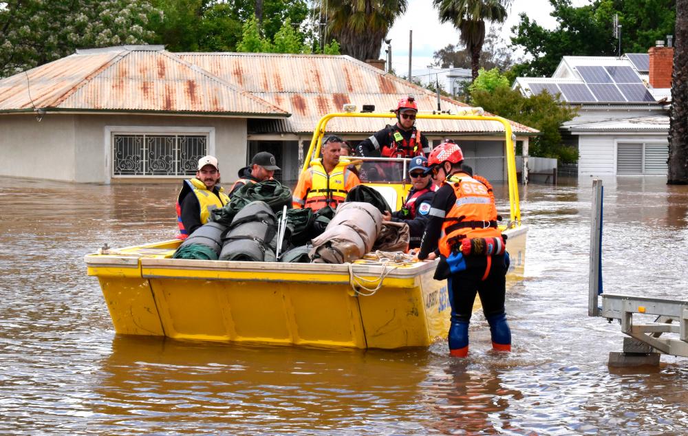 Flash floods sweep away houses, cars in Australian town Flash floods sweep away houses, cars in Australian town