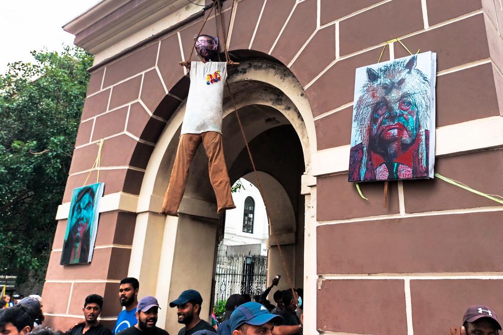 Fleeing Rajapaksa’s cash handed to Sri Lankan police Fleeing Rajapaksa’s cash handed to Sri Lankan police