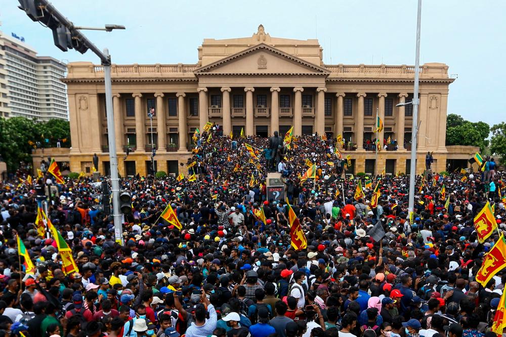 Fleeing Sri Lankan president’s cash in court, succession battle begins Fleeing Sri Lankan president’s cash in court, succession battle begins