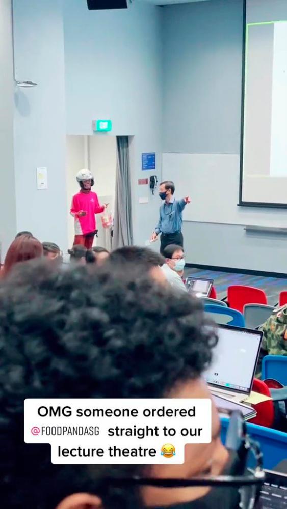 Foodpanda rider in Singapore delivers food to student in lecture hall Foodpanda rider in Singapore delivers food to student in lecture hall