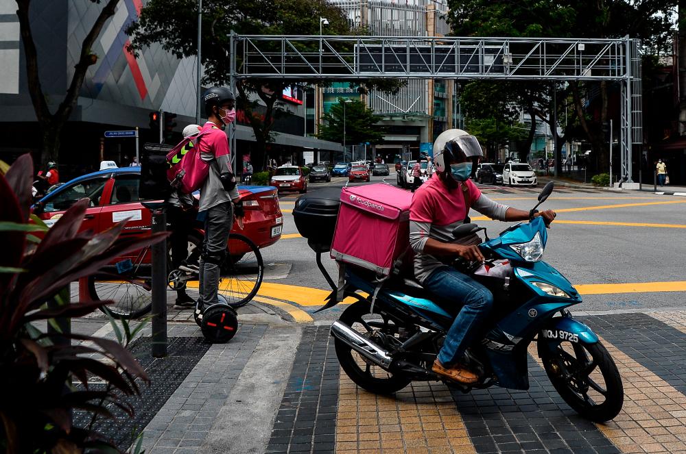 Foodpanda rider injured by falling tree branch in Kota Tinggi