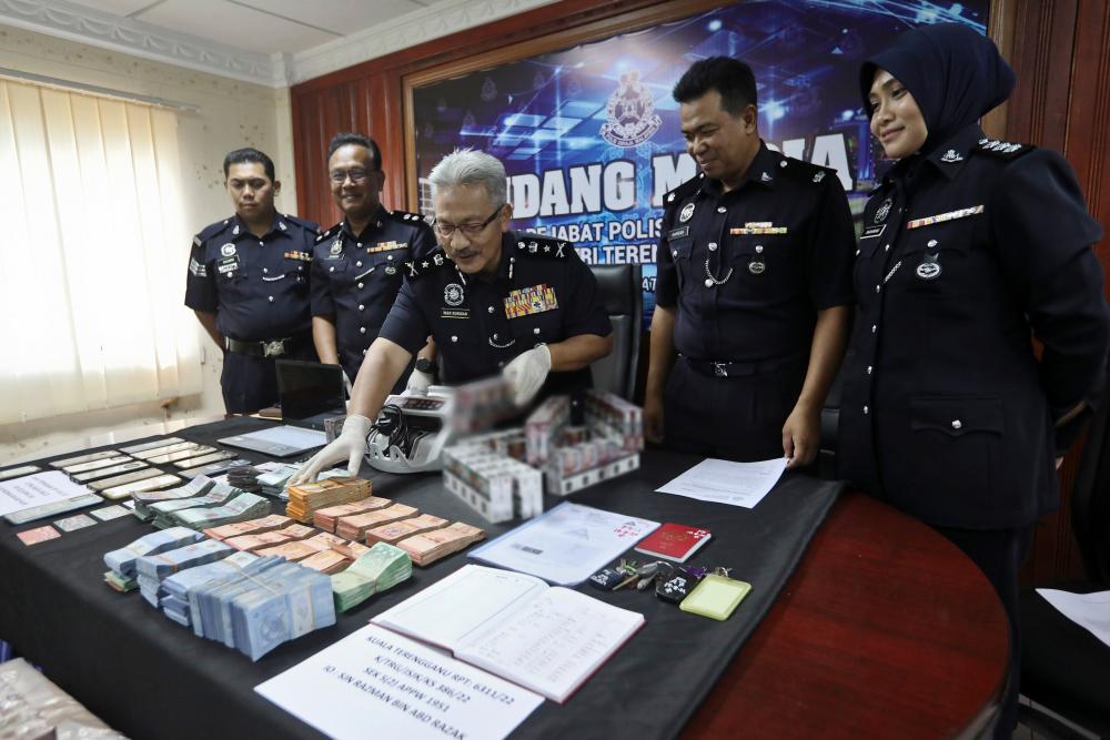Four Ah Long cum contraband cigarettes sellers held in Kuala Terengganu