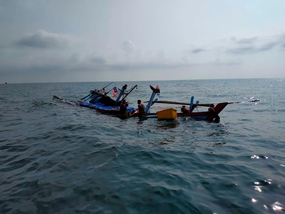Four fishermen feared drowned after two boats capsized