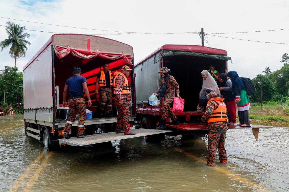Gelombang banjir: Kementerian Pertahanan diminta mobilisasi trak ATM esok ke Terengganu - TPM Gelombang banjir: Kementerian Pertahanan diminta mobilisasi trak ATM esok ke Terengganu - TPM