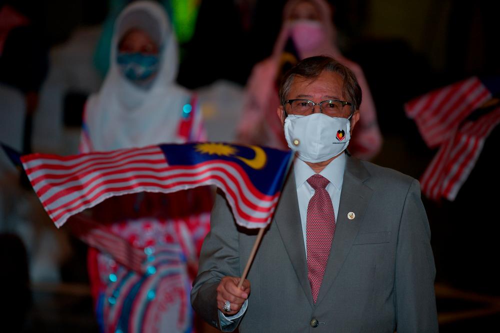 Gembleng tenaga tangani Covid, ini bukan masa untuk berpolitik - Abang Johari Gembleng tenaga tangani Covid, ini bukan masa untuk berpolitik - Abang Johari