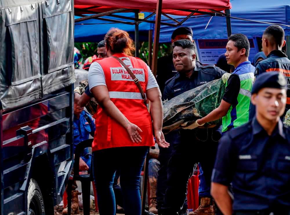 Government hands over donation to two families of Batang Kali landslide victims