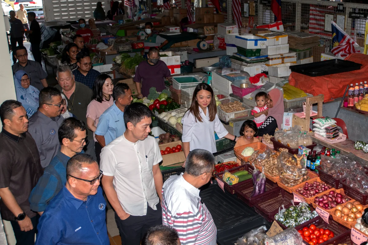 Government_gives_aid_to_Labuan_traders_after_fire