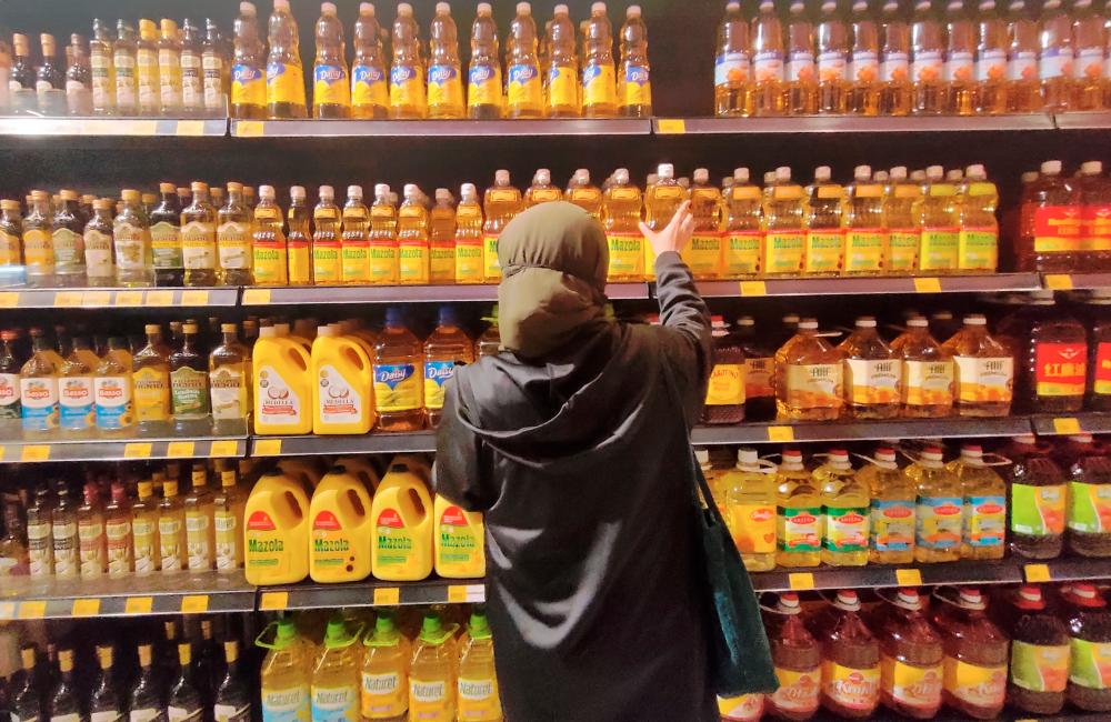 Govt in talks with industry players on cooking oil price reduction Govt in talks with industry players on cooking oil price reduction