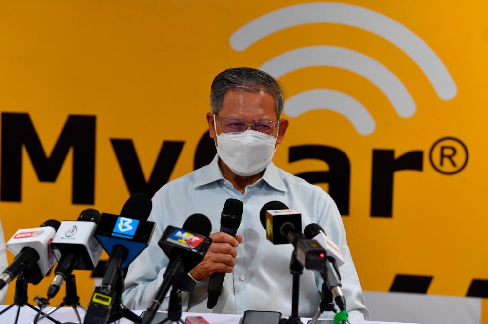 Govt to identify suitable way to overcome labour shortage in plantation sector â Mustapa