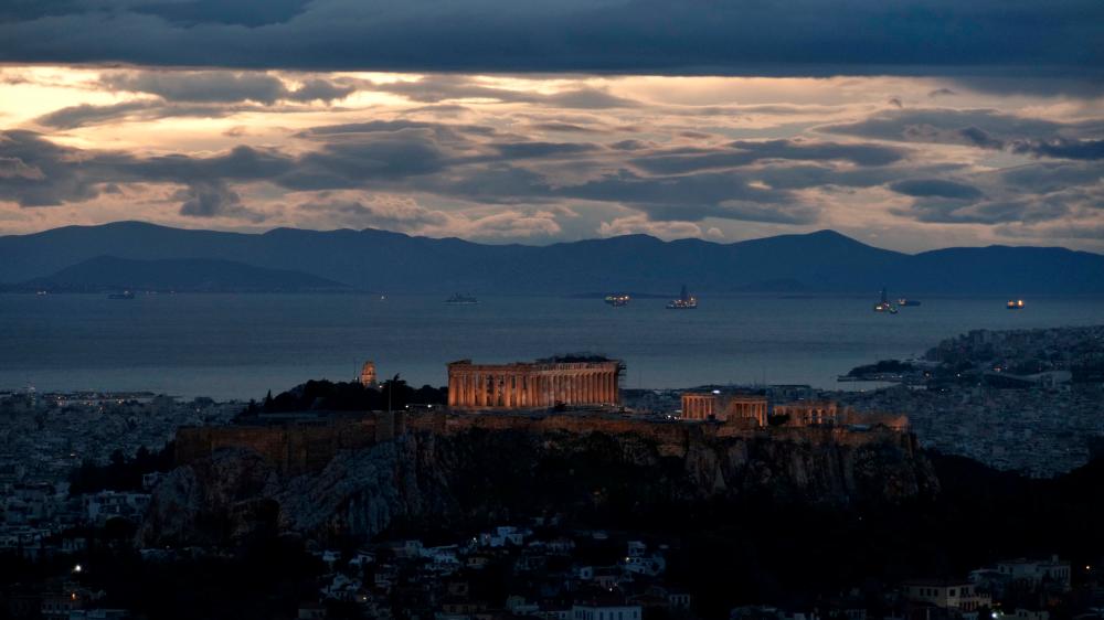 Greece hopes to lift Covid curbs in retail before end-March, tourism in May