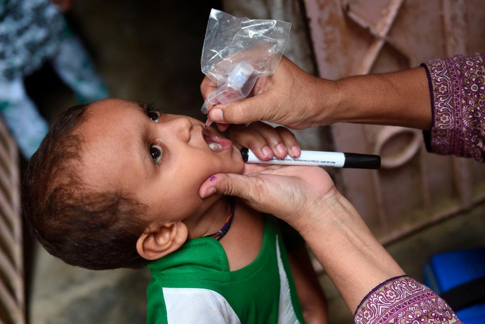 Gunmen kill two policemen guarding Pakistan polio team