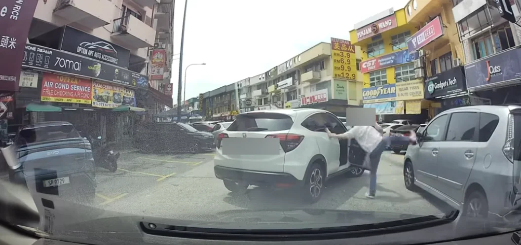 Honda HR-V driver destroys Alza's side mirror after it double parks in front of empty parking space HR-V driver destroys Alza's side mirror after it double parks in front of empty parking space