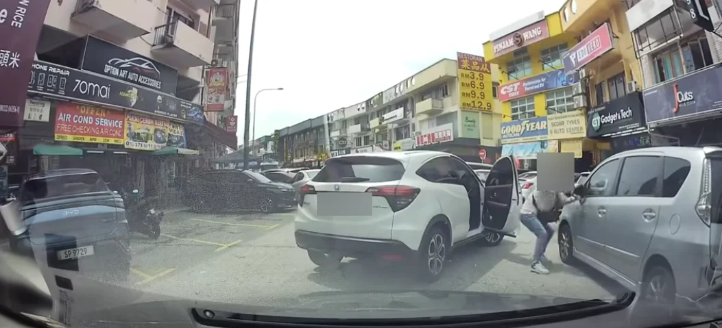 HR-V_driver_destroys_Alza_s_side_mirror_after_it_double_parks_in_front_of_empty_parking_space HR-V driver destroys Alza's side mirror after it double parks in front of empty parking space