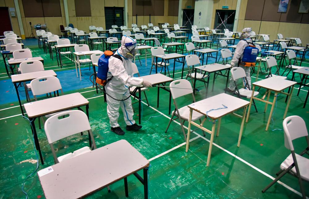 Hampir semua sekolah di Labuan telah disanitasi menjelang pembukaan sesi persekolahan Isnin depan Hampir semua sekolah di Labuan telah disanitasi menjelang pembukaan sesi persekolahan Isnin depan