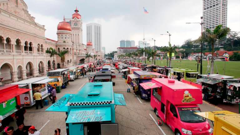 Health Dept inspects food trucks, stalls at AKM Tour to ensure safety, quality Health Dept inspects food trucks, stalls at AKM Tour to ensure safety, quality