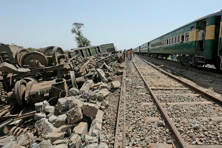 âHeroâ family rushes to aid Pakistan train crash victims