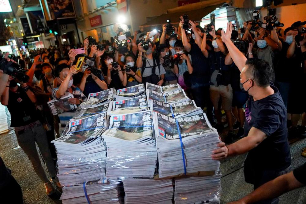 Hong Kong police arrest former Apple Daily journalist at airport - media Hong Kong police arrest former Apple Daily journalist at airport - media