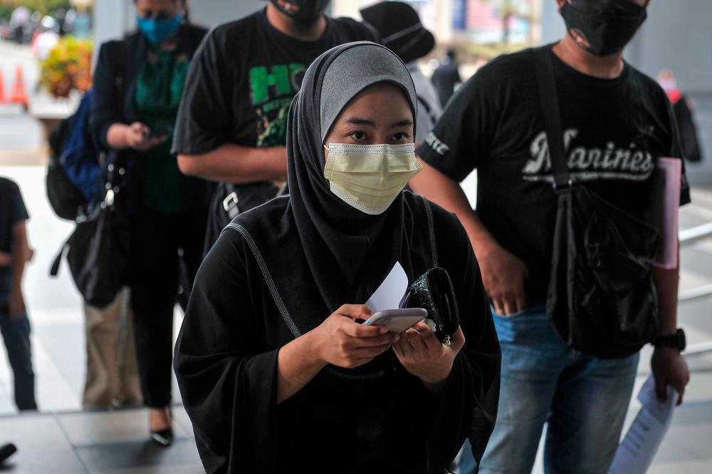 Housewife fined RM10,000 for insulting King, royal institution Housewife fined RM10,000 for insulting King, royal institution