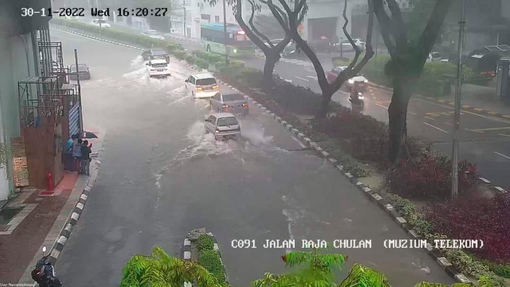 Hujan lebat: Beberapa jalan di ibu kota dinaiki air, beransur surut dua jam kemudian