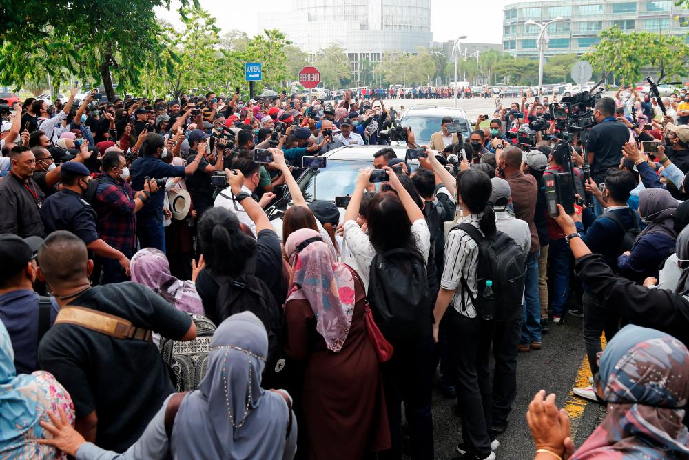 Hundreds gather outside court for ‘Najib’s D-Day’ Hundreds gather outside court for ‘Najib’s D-Day’