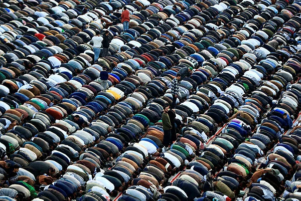 Iranians hold Eid prayers as Mideast war rages