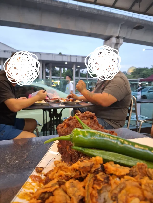 _I_was_touched__-_Chinese_men_politely_asks_for_permission_to_eat_15_minutes_before_iftar_at_mamak