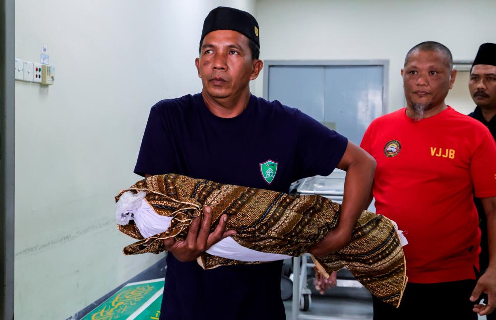 Ibu kanak-kanak maut didera terduduk, nangis lihat jenazah