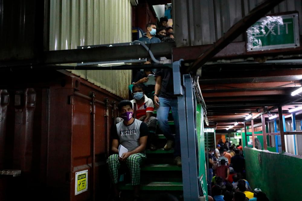Imigresen serbu penempatan pendatang tanpa izin dalam kontena tiga tingkat