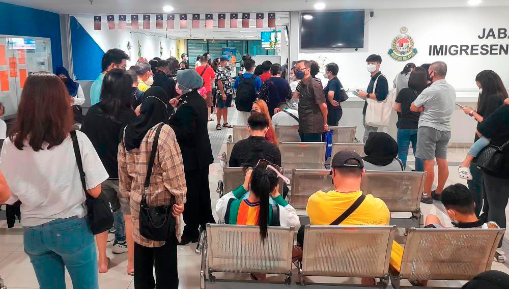 Immigration to open on Saturdays and Sundays to overcome congestion