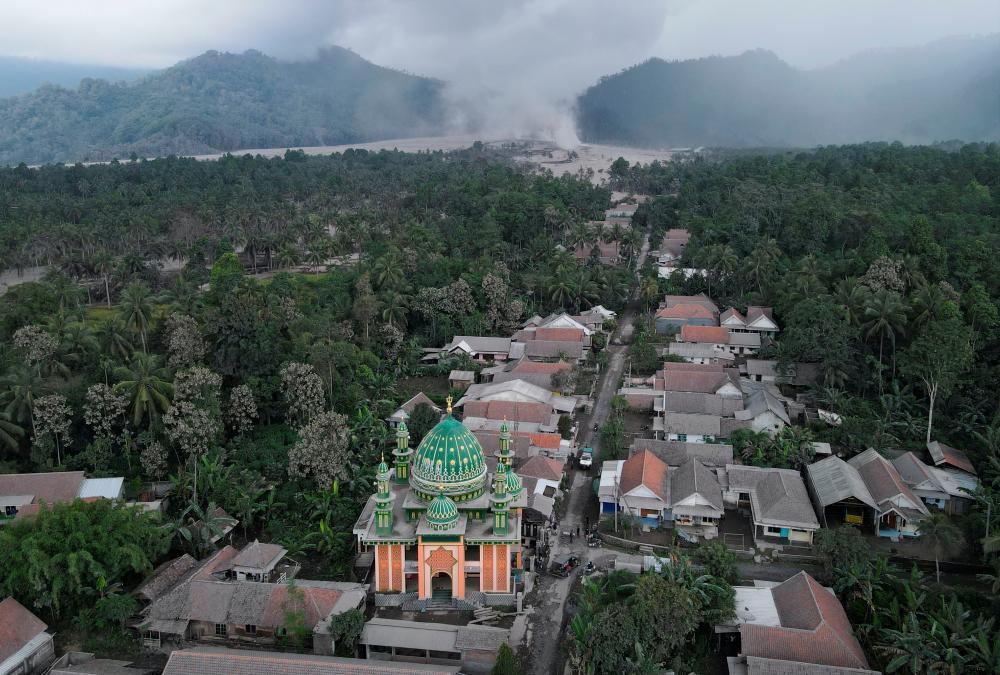 Indonesia Semeru volcanic eruption kills 14; dozens injured (Video)