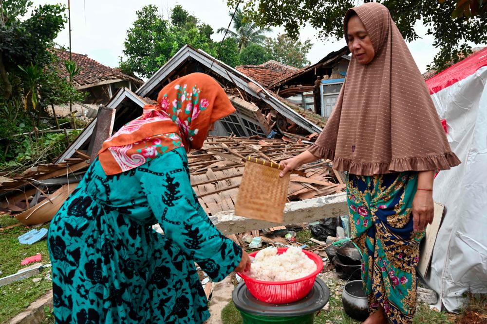 Indonesia quake survivors appeal for supplies as rain hampers rescue