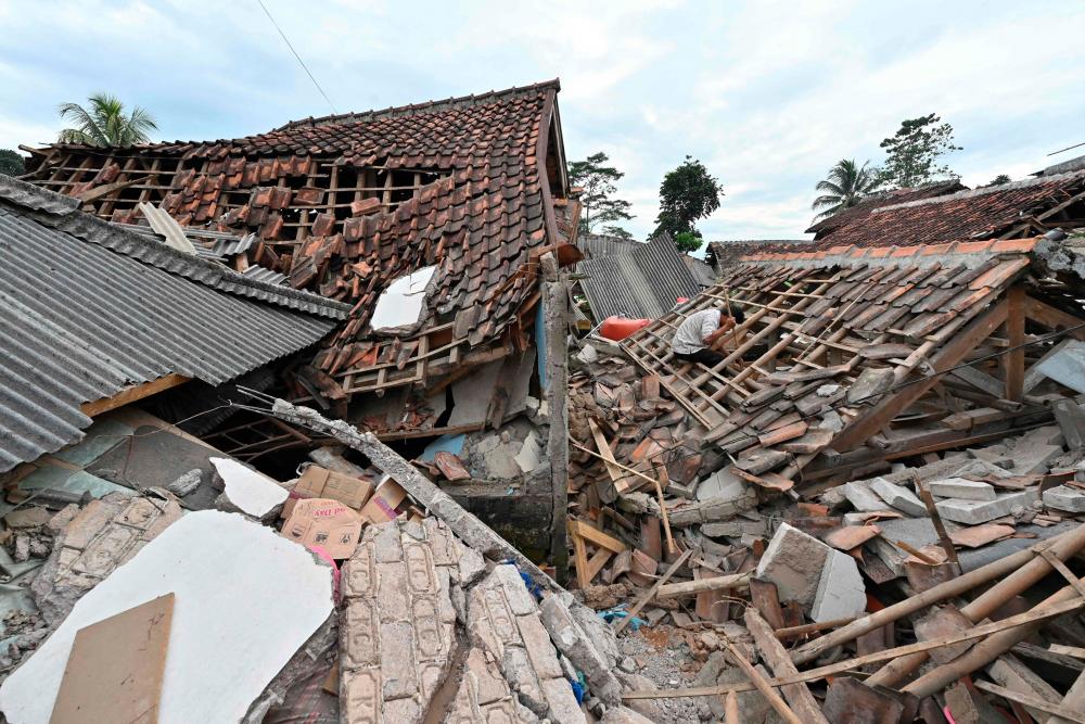 Indonesia quake survivors appeal for supplies as rescuers trawl rubble