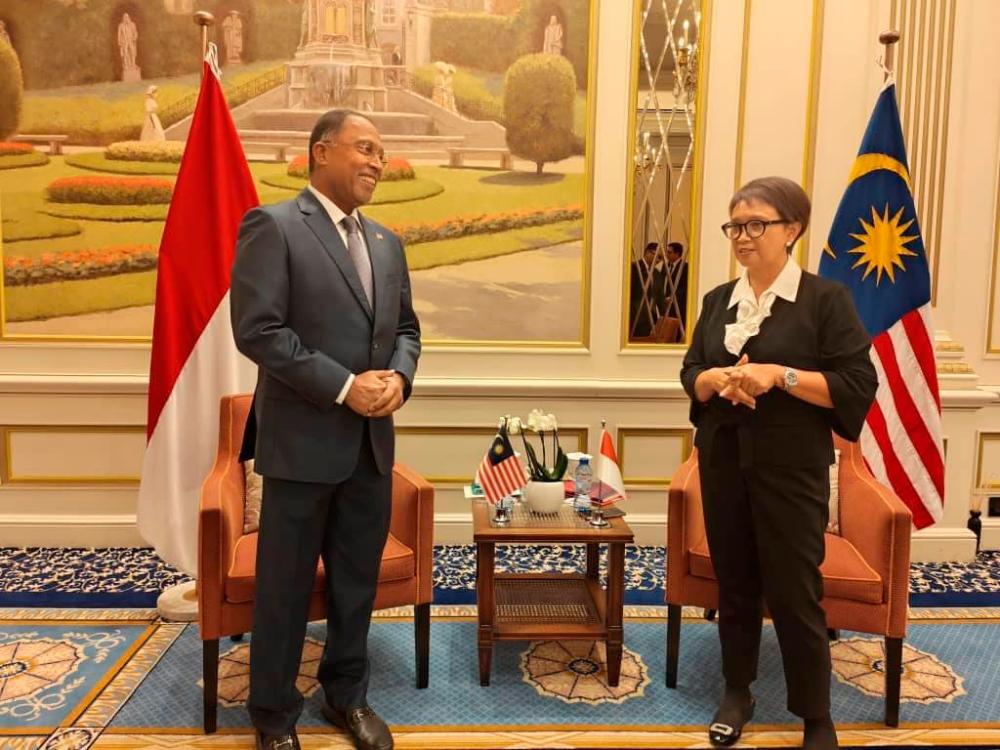 Indonesian FM Retno and her Malaysian counterpart Zambry meet in Brussels