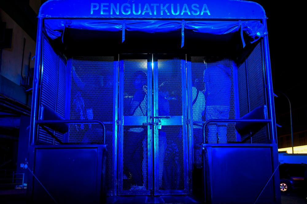 Indonesian contractor jumps off 4th floor of shoplot to escape immigration raid Indonesian contractor jumps off 4th floor of shoplot to escape immigration raid