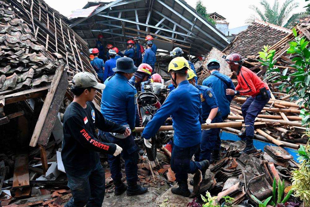 Indonesian rescuers race to find dozens missing after quake Indonesian rescuers race to find dozens missing after quake