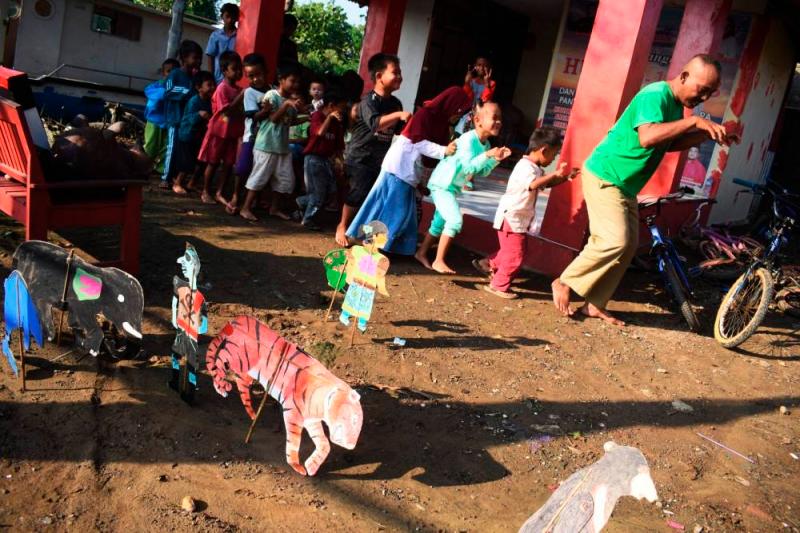 Indonesian uses puppets to teach threat to world’s rarest rhinos