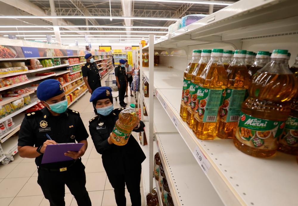 Industry players urged to reduce cooking oil price as world’s crude palm oil price is down