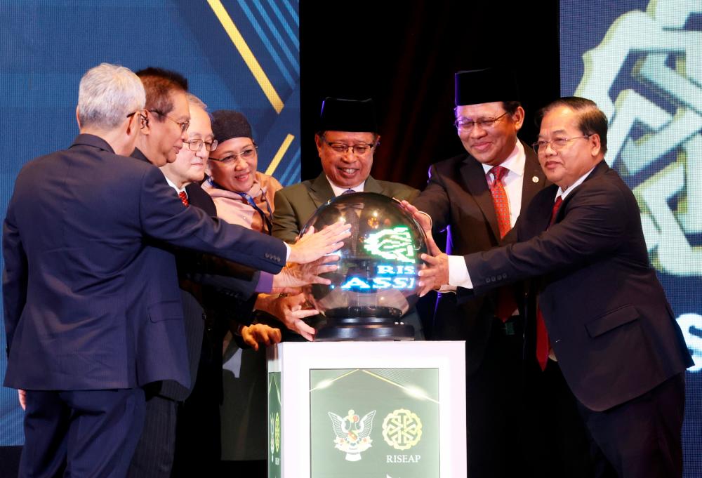 Intensify usage of social media to promote Islam, says Abang Johari