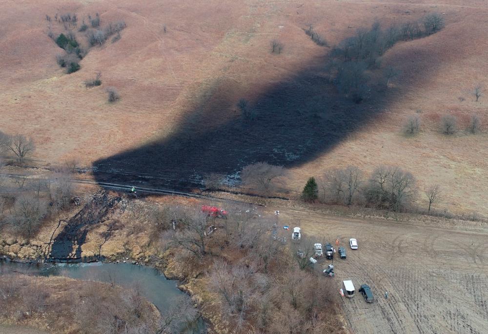 Investigators, cleanup crews begin scouring oil pipeline spill in Kansas Investigators, cleanup crews begin scouring oil pipeline spill in Kansas