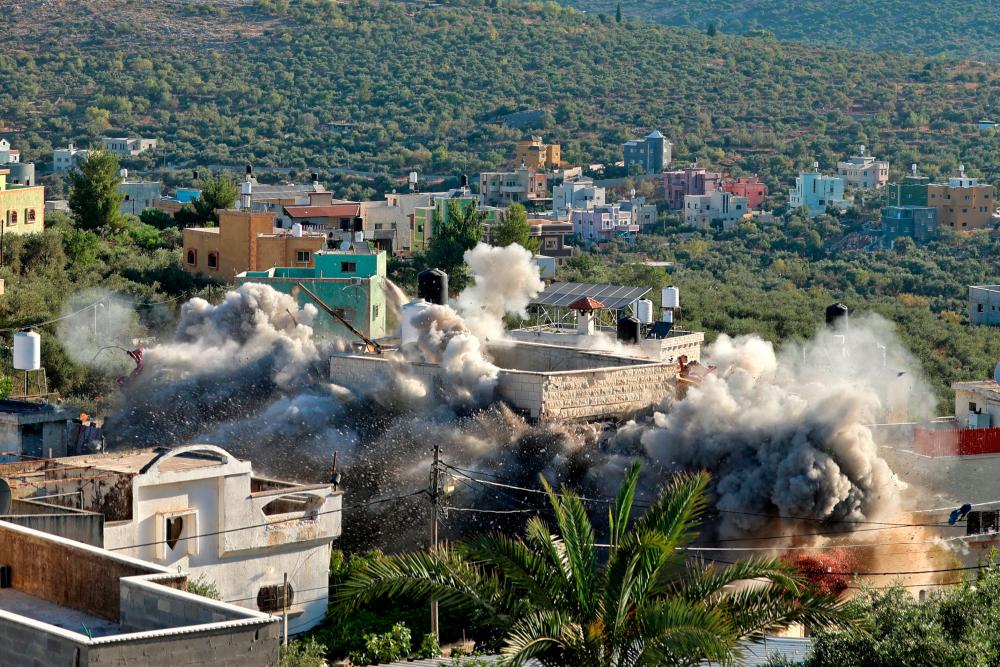 Israel army razes homes of suspects in killing of settlement guard