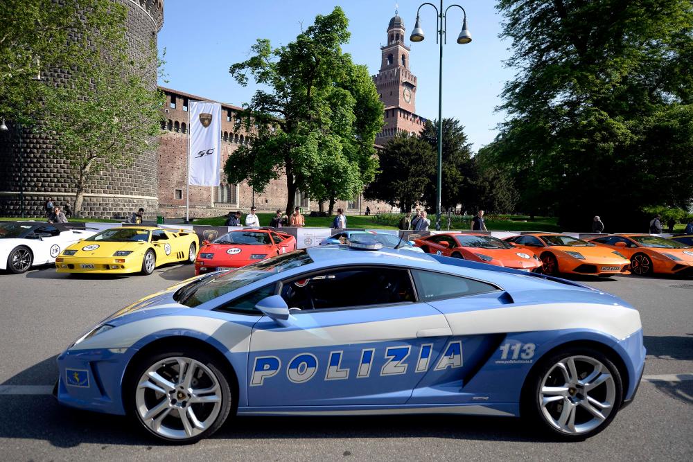 Italian police transport organs in Lamborghini supercar Italian police transport organs in Lamborghini supercar