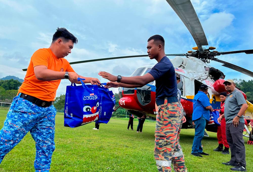 JBPM helicopter sends 6,255 kg of food supply to Orang Asli villages JBPM helicopter sends 6,255 kg of food supply to Orang Asli villages