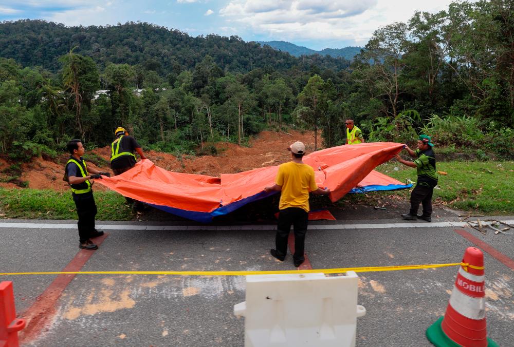 JKKP siasat jika wujud aktiviti pekerjaan akibatkan insiden tanah runtuh di Batang Kali JKKP siasat jika wujud aktiviti pekerjaan akibatkan insiden tanah runtuh di Batang Kali