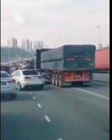 JPJ siasat lori rempuh beberapa kenderaan di JB-Woodlands JPJ siasat lori rempuh beberapa kenderaan di JB-Woodlands