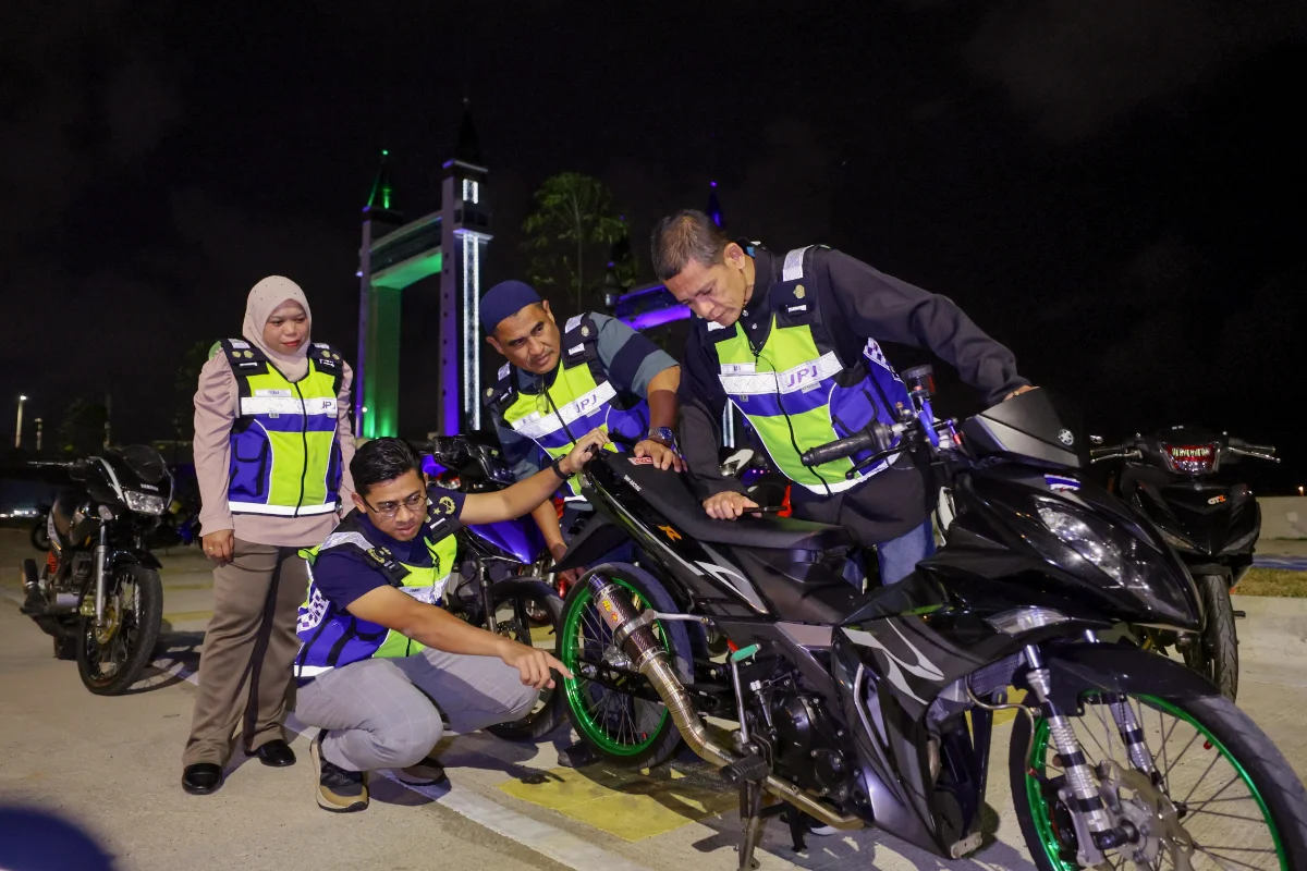 JPJ_Terengganu_deploys_undercover_teams_on_express_buses_for_Raya_ops